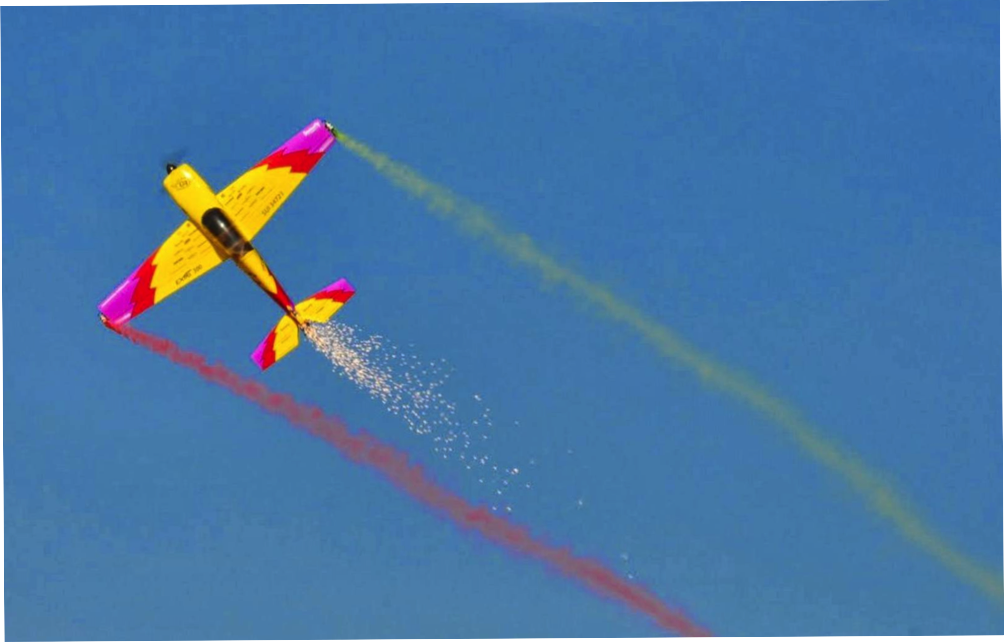 avion F3m avec fumigène